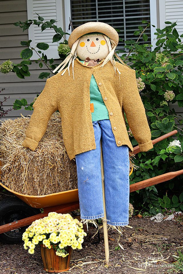 DIY Fall Outdoor Decoration Scarecrow