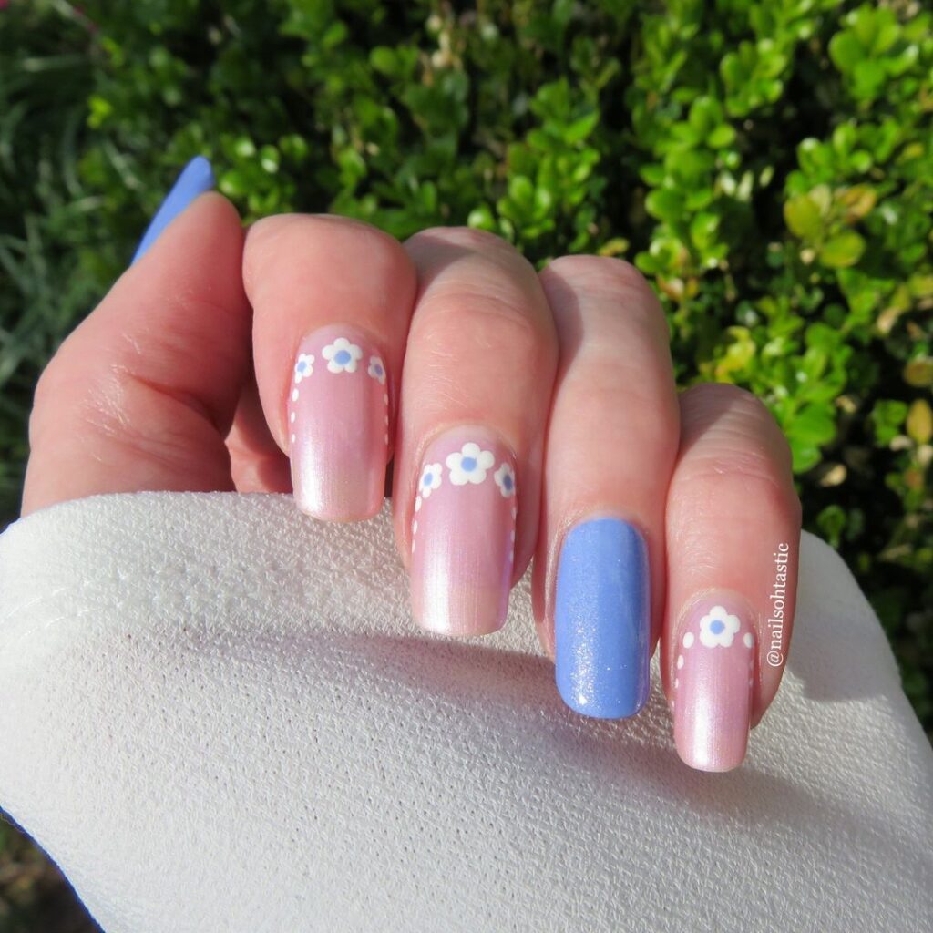 Spring-daisy-blue-light-pink-nails