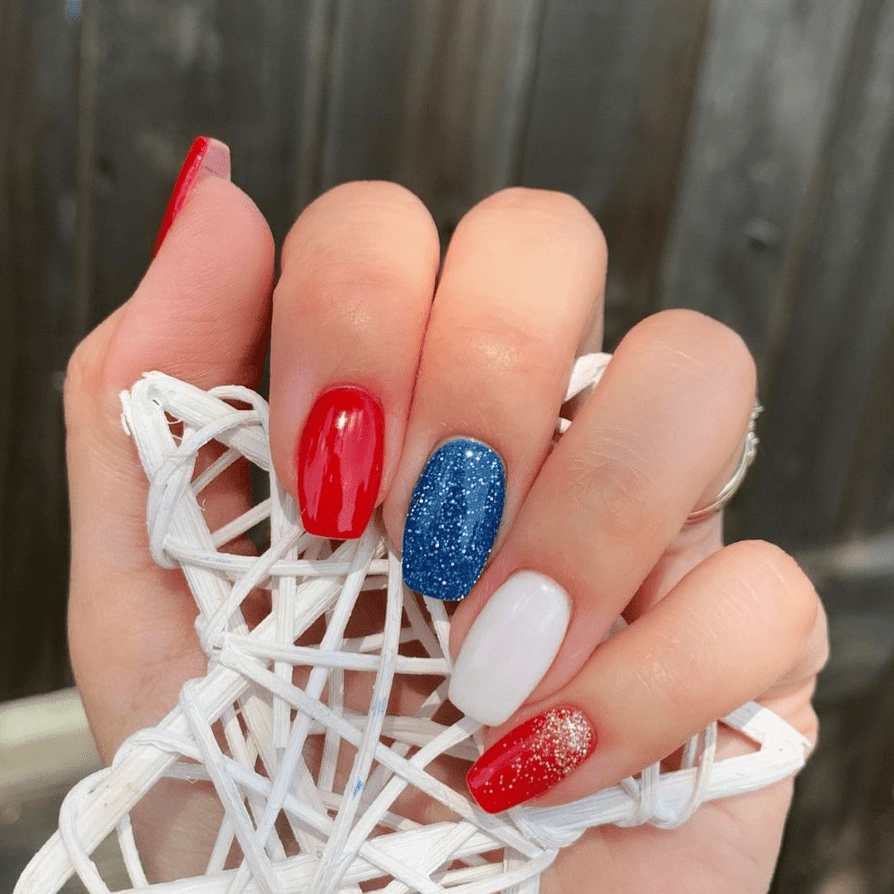 Simple-patriotic-nail-ideas