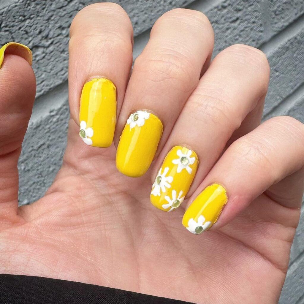 yellow-nails-with-flowers