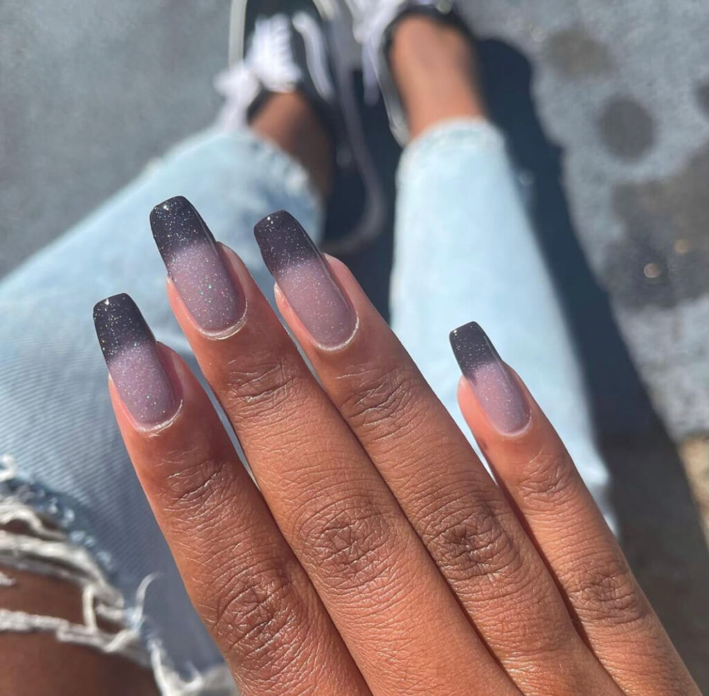 Black-to-grey-thermal-fall-nails