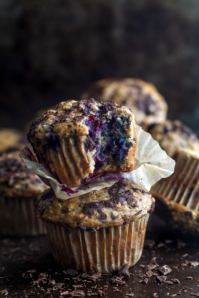 Dark-chocolate-blueberry-banana-oat-muffins