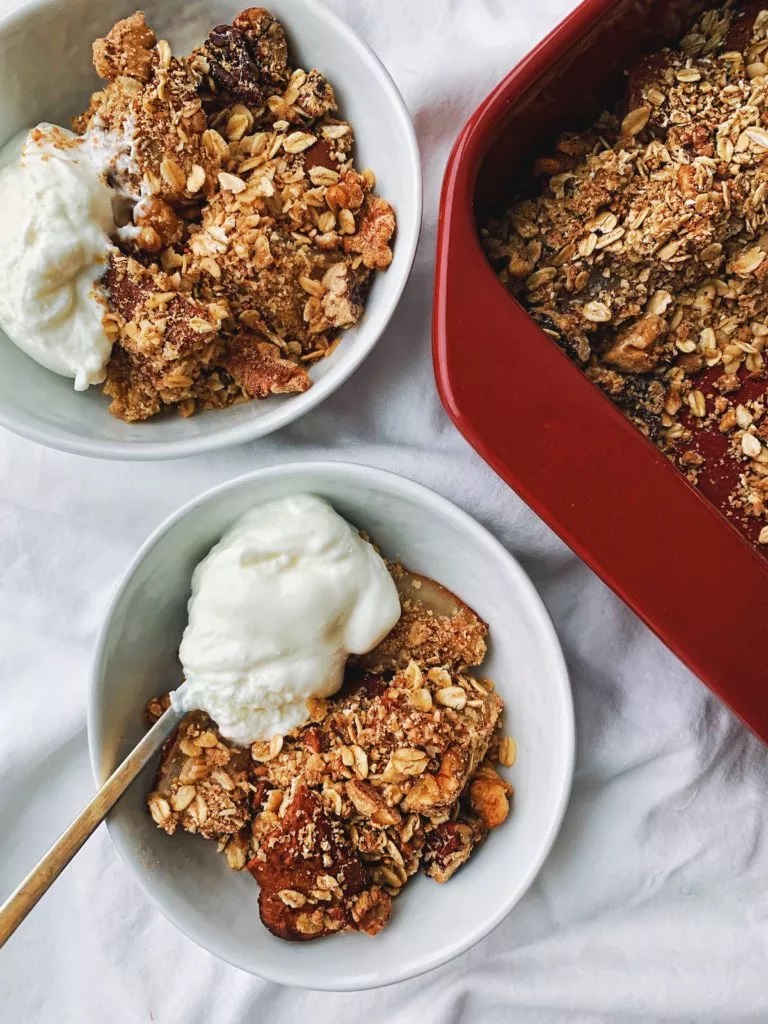 Ginger-cinnamon-pear-crumble-with-rolled-oats-pecans-walnuts