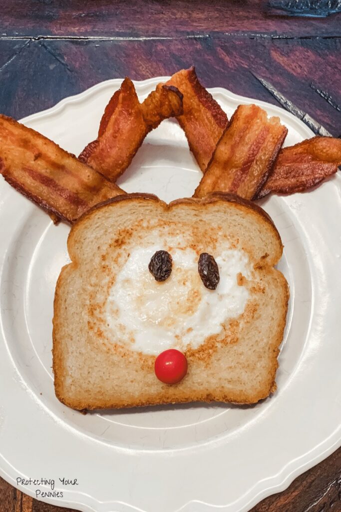 Christmas-eggs-in-a-basket-reindeer-toast