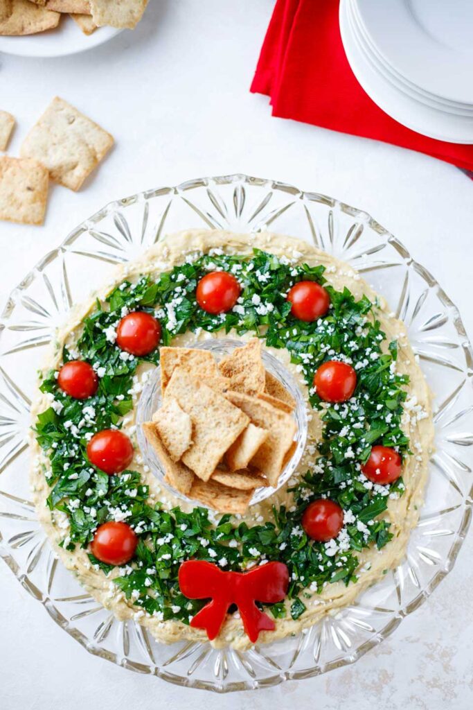 Easy-christmas-party-appetizer-hummus-wreath