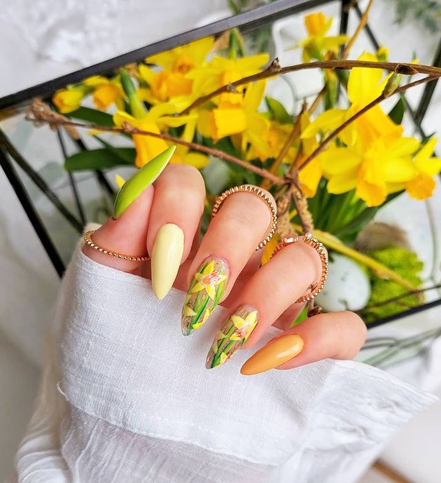 01-Spring Daffodil Nails