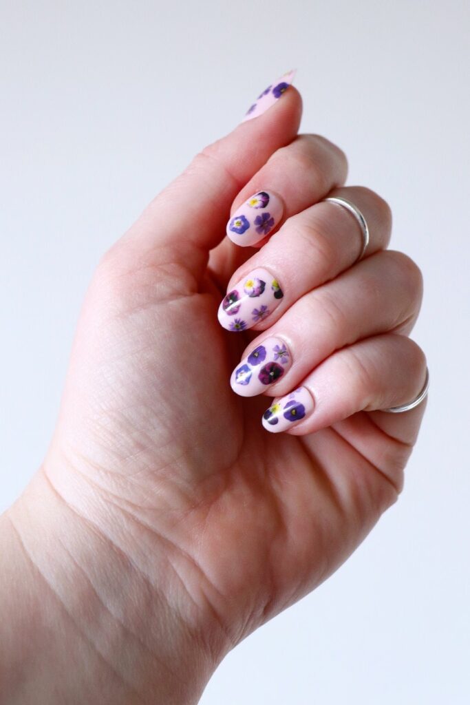 04-Light-Purple-Daisy-Nails