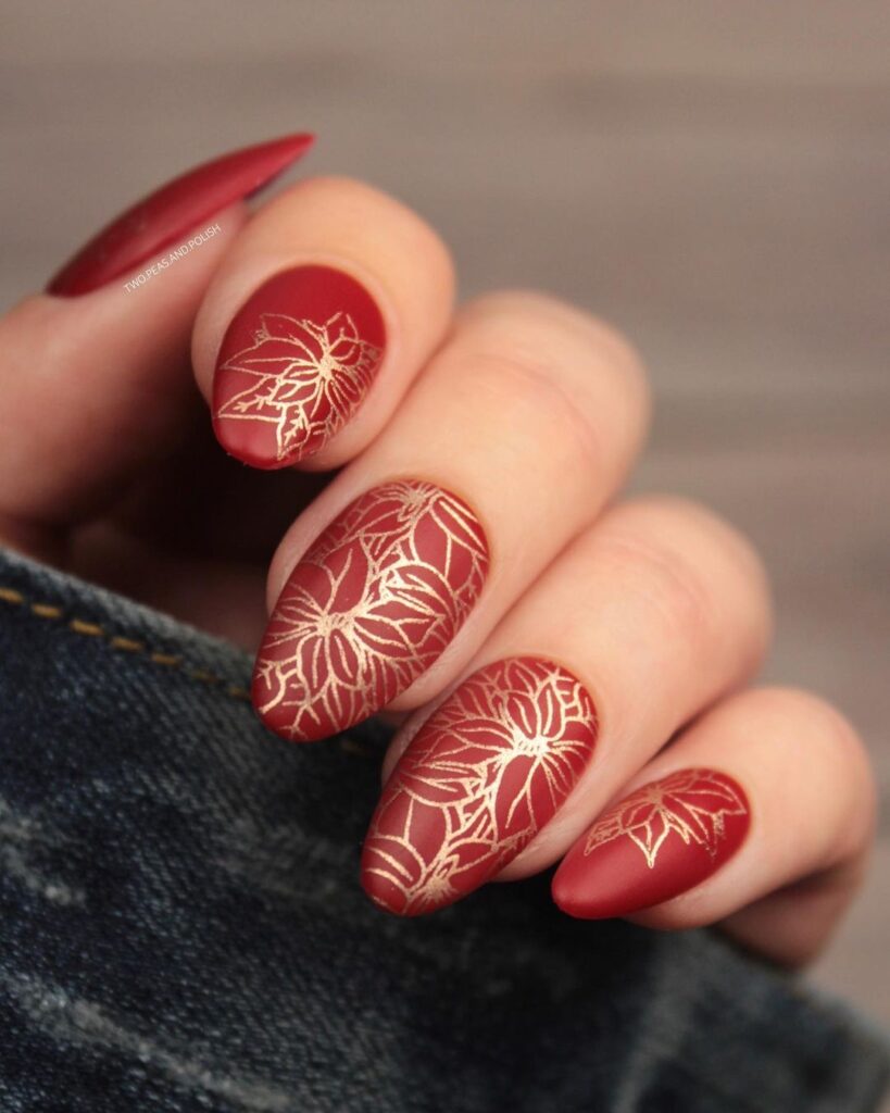 06-Poinsettia Red and Gold Nails