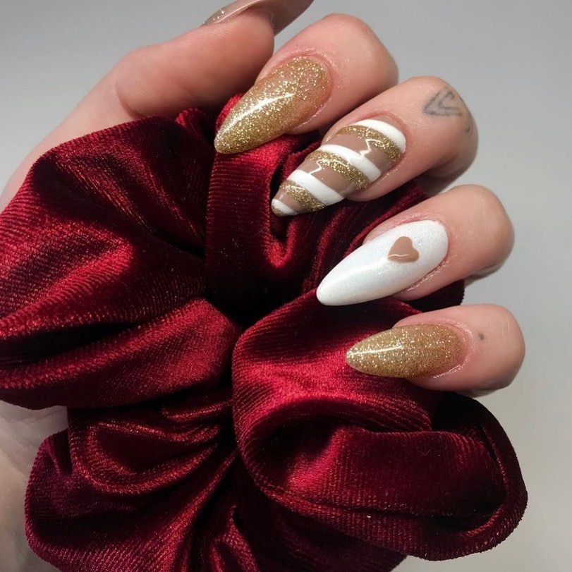 15-Festive Gold Christmas Nails