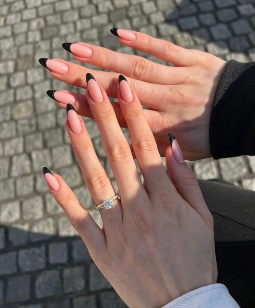 13-Chic Nude and Black Nails-J
