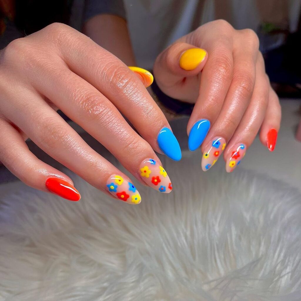 13-Colorful Daisy Nails