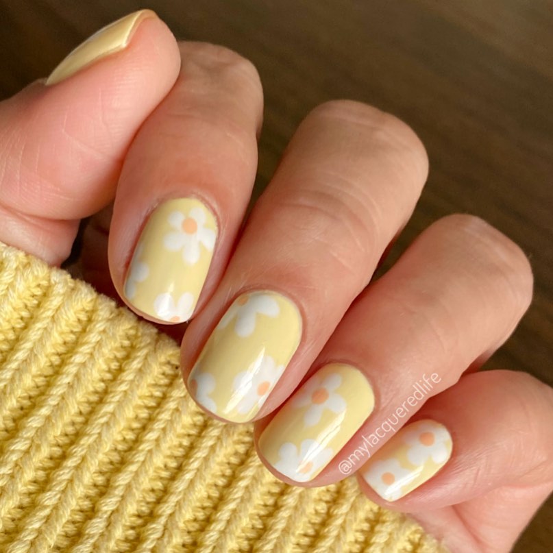 17-Pastel Yellow Daisy Nails