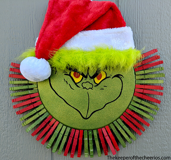02- The Grinch Clothespin Pizza Pan Christmas Wreath