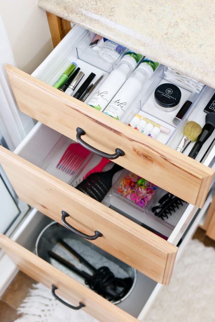 Bathroom-drawer-organization-by-use