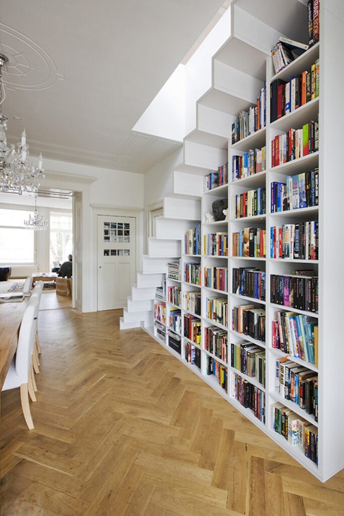 Staircase-built-in-bookshelf