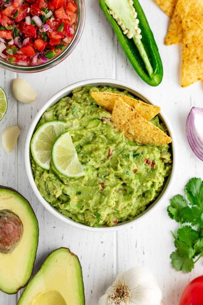 Best-guacamole-in-bowl-with-chips