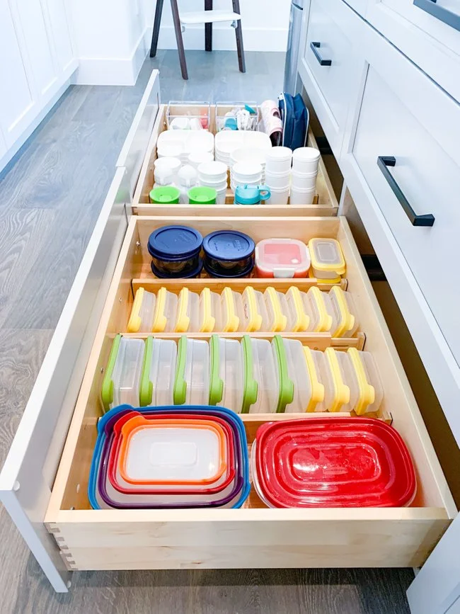 Organize-tupperware-by-color