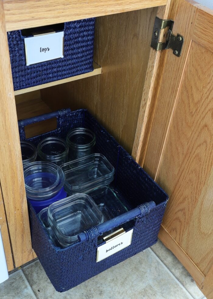 Store-food-containers-in-baskets