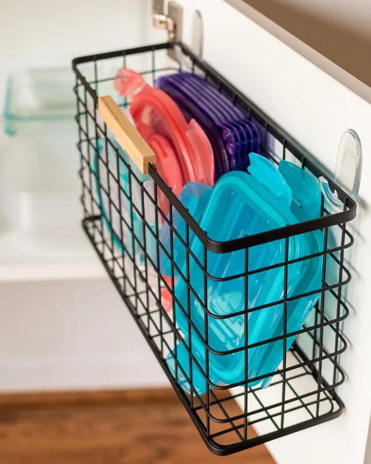Store-lids-in-hidden-wire-organizer