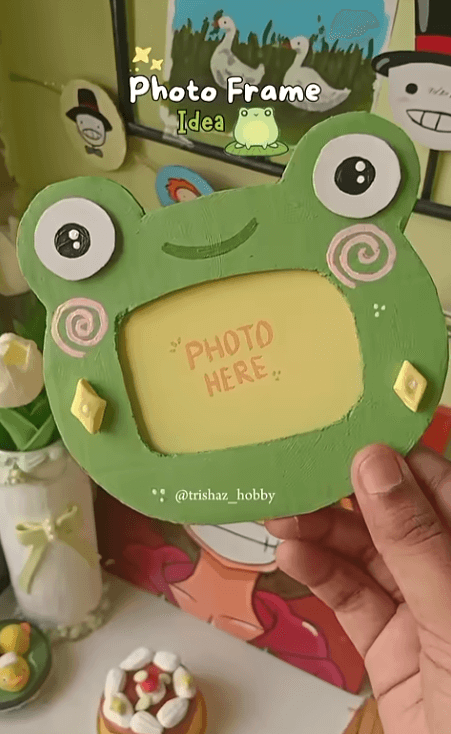 Cute-frog-cardboard-photo-frame